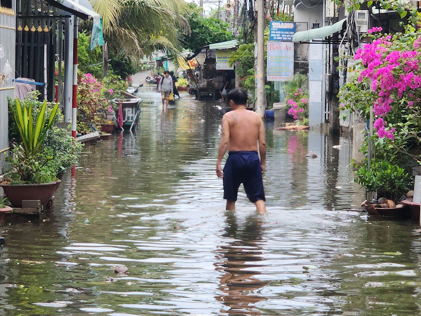 Nhiều nhà dân sinh sống tại khu vực ngập sâu phải tự "gia cố" để tránh nước tràn vào nhà. Nhiều nhà dân sinh sống tại khu vực ngập sâu phải tự "gia cố" để tránh nước tràn vào nhà.