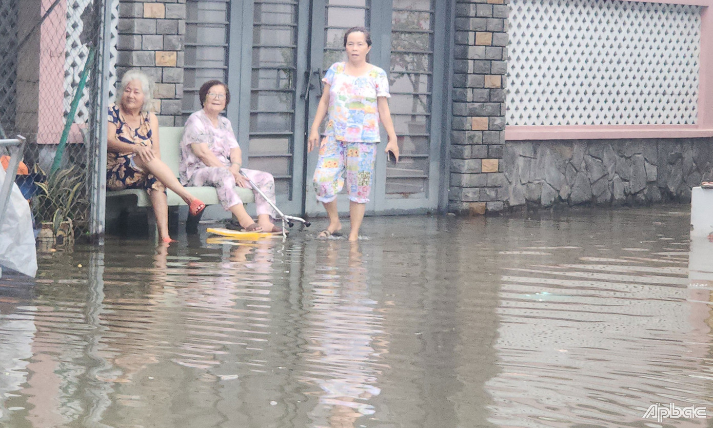 Cuộc sống người dân bị đảo lộn do triều cường dâng cao. Cuộc sống người dân bị đảo lộn do triều cường dâng cao.