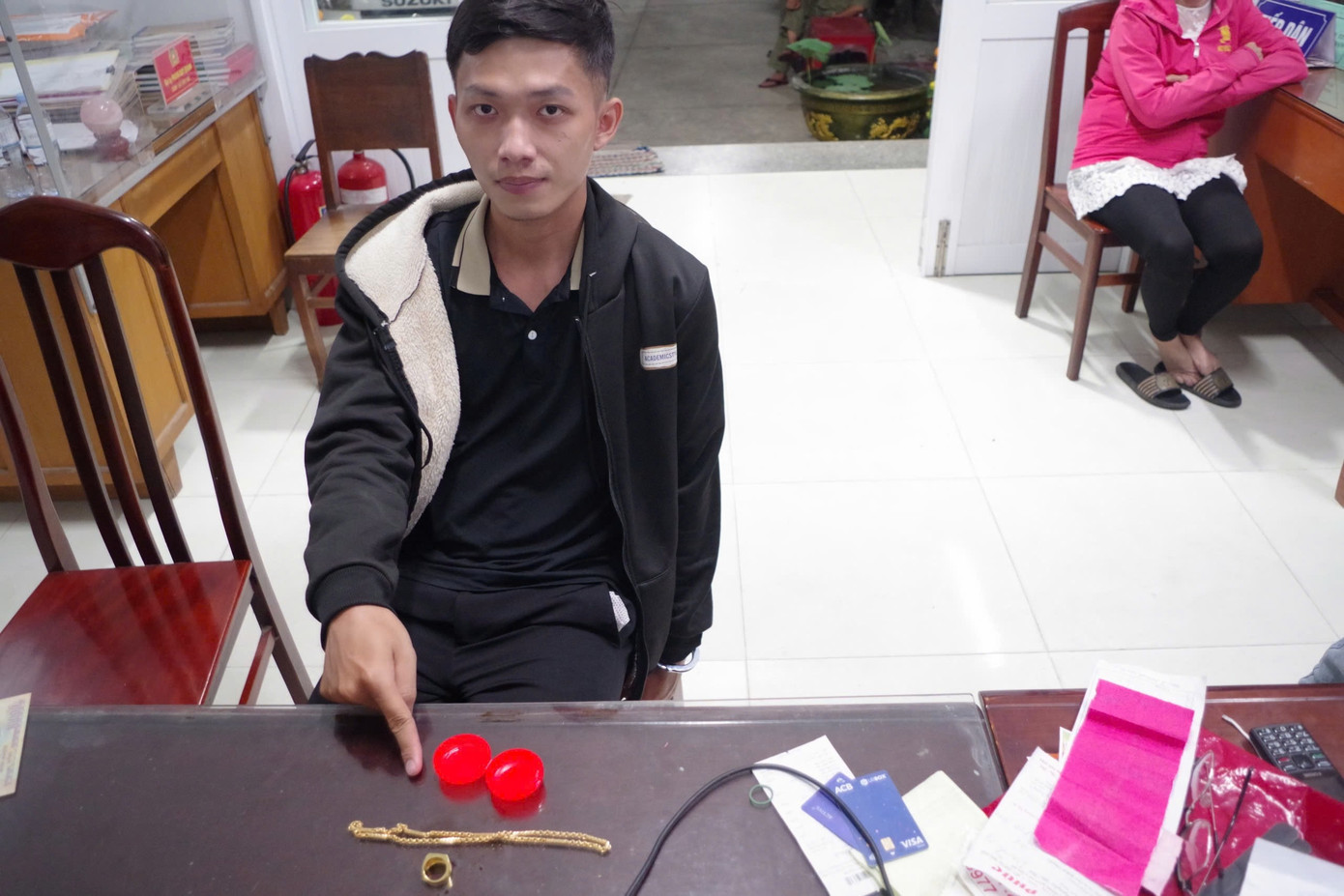 Danh cùng tang vật tại cơ quan công an. Danh cùng tang vật tại cơ quan công an.