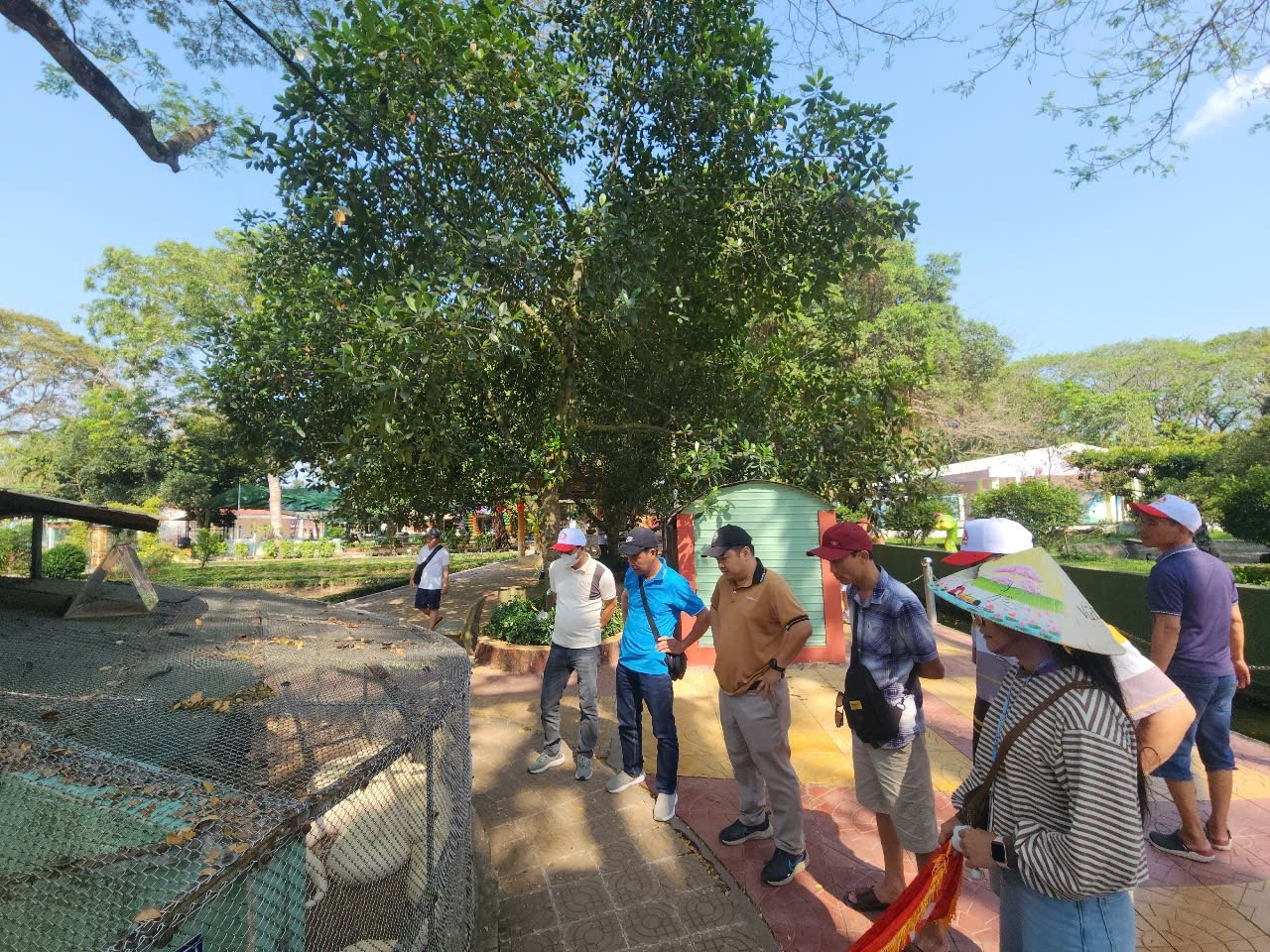 Du khách chiêm ngưỡng trăn bạch tạng nặng hơn 90kg. Du khách chiêm ngưỡng trăn bạch tạng nặng hơn 90kg.