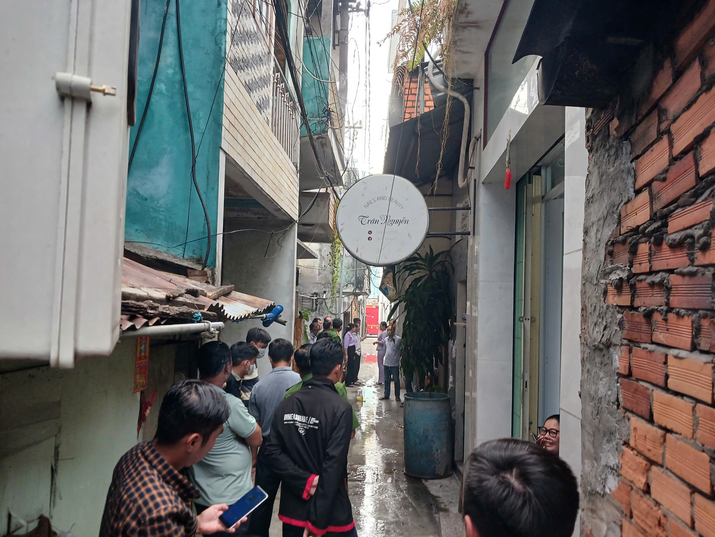 Căn nhà cháy nằm trong con hẻm nhỏ. Căn nhà cháy nằm trong con hẻm nhỏ.