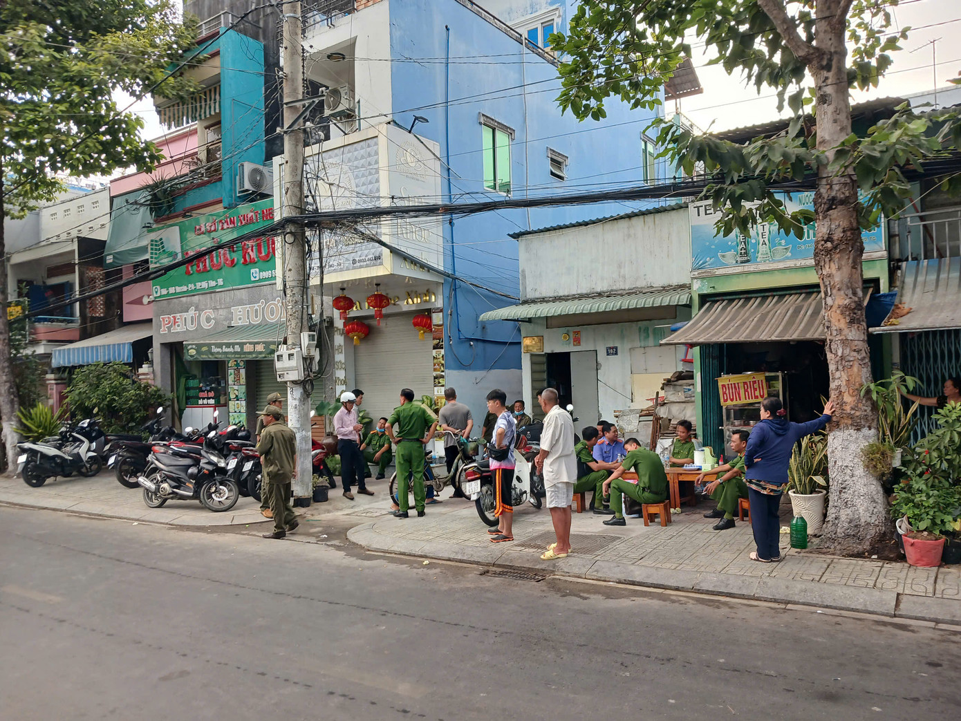 Rất đông lực lượng công an có mặt tại hiện trường để điều tra, khám nghiệm. Rất đông lực lượng công an có mặt tại hiện trường để điều tra, khám nghiệm.