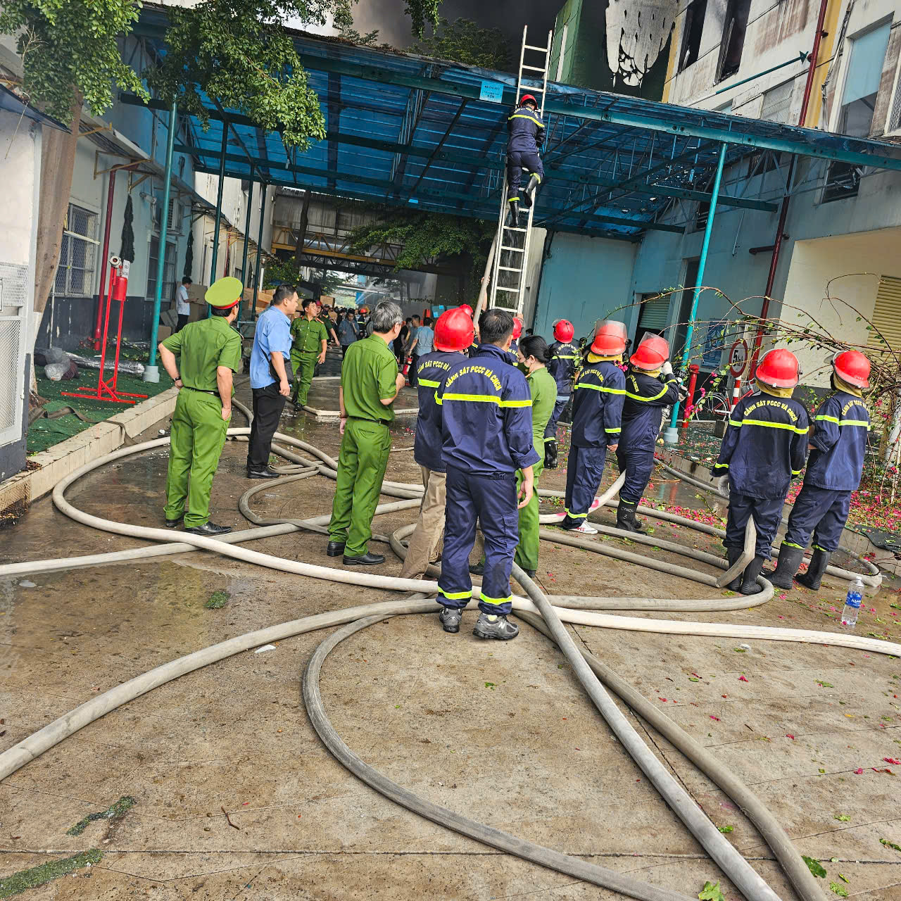 Rất đông cán bộ, chiến sĩ được huy động đến hiện trường dập lửa.