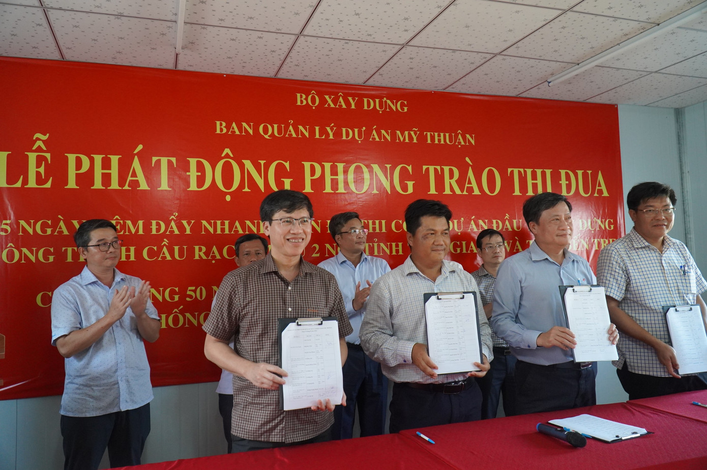 Ký kết thi đua đẩy nhanh tiến độ dự án cầu Rạch Miễu 2. Ký kết thi đua đẩy nhanh tiến độ dự án cầu Rạch Miễu 2.