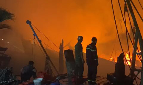 Lực lượng chức năng chữa cháy tại hiện trường. Lực lượng chức năng chữa cháy tại hiện trường.