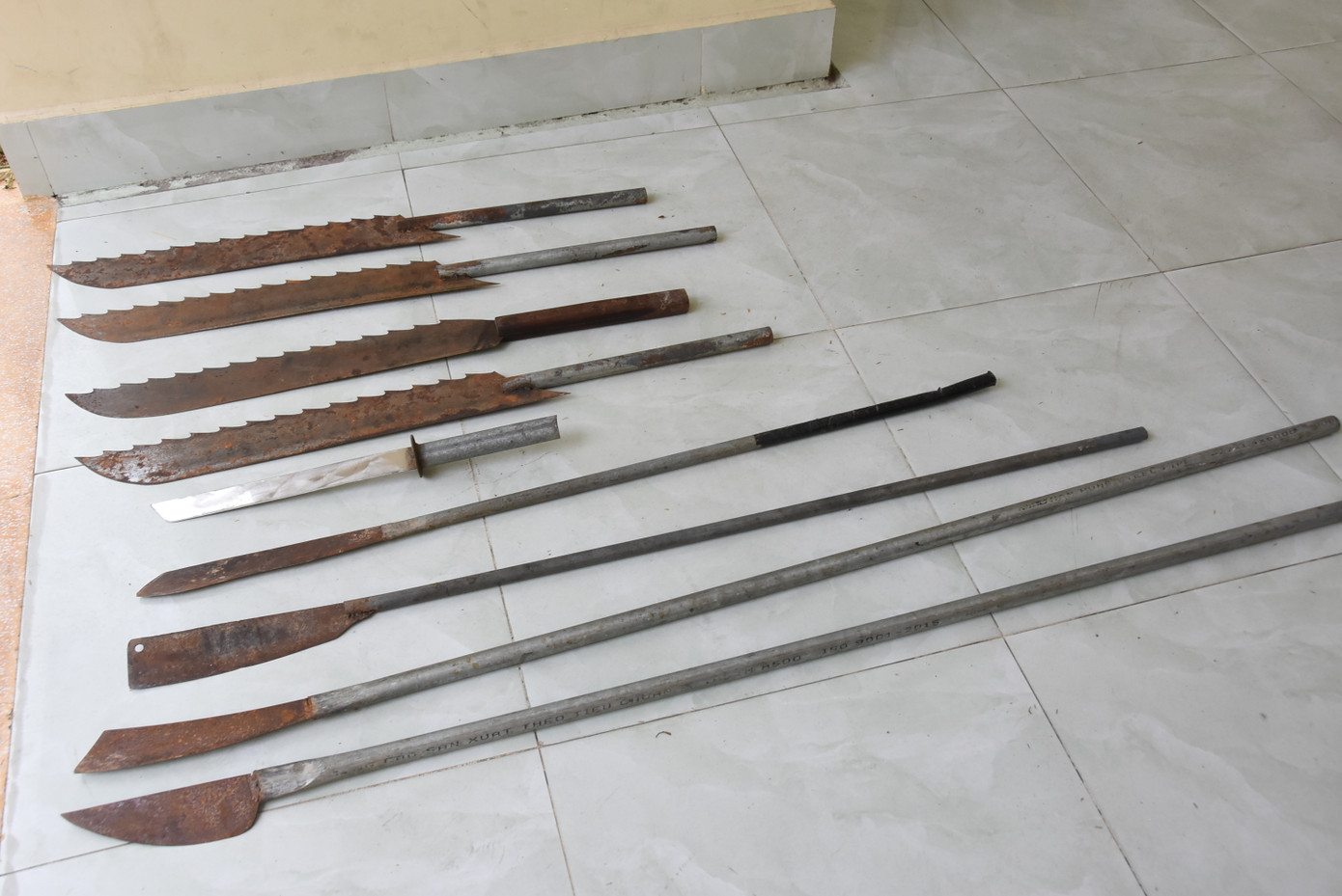 Hung khí bị lực lượng công an thu giữ.