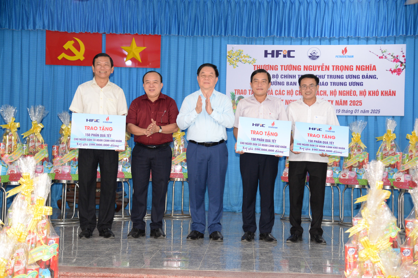 Ông Nguyễn Trọng Nghĩa trao bảng tượng trưng các phần quà tết cho các huyện Gò Công Tây, Gò Công Đông và Tân Phú Đông.