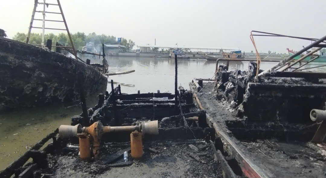 Các tàu cá gần như bị cháy rụi hoàn toàn. Các tàu cá gần như bị cháy rụi hoàn toàn.