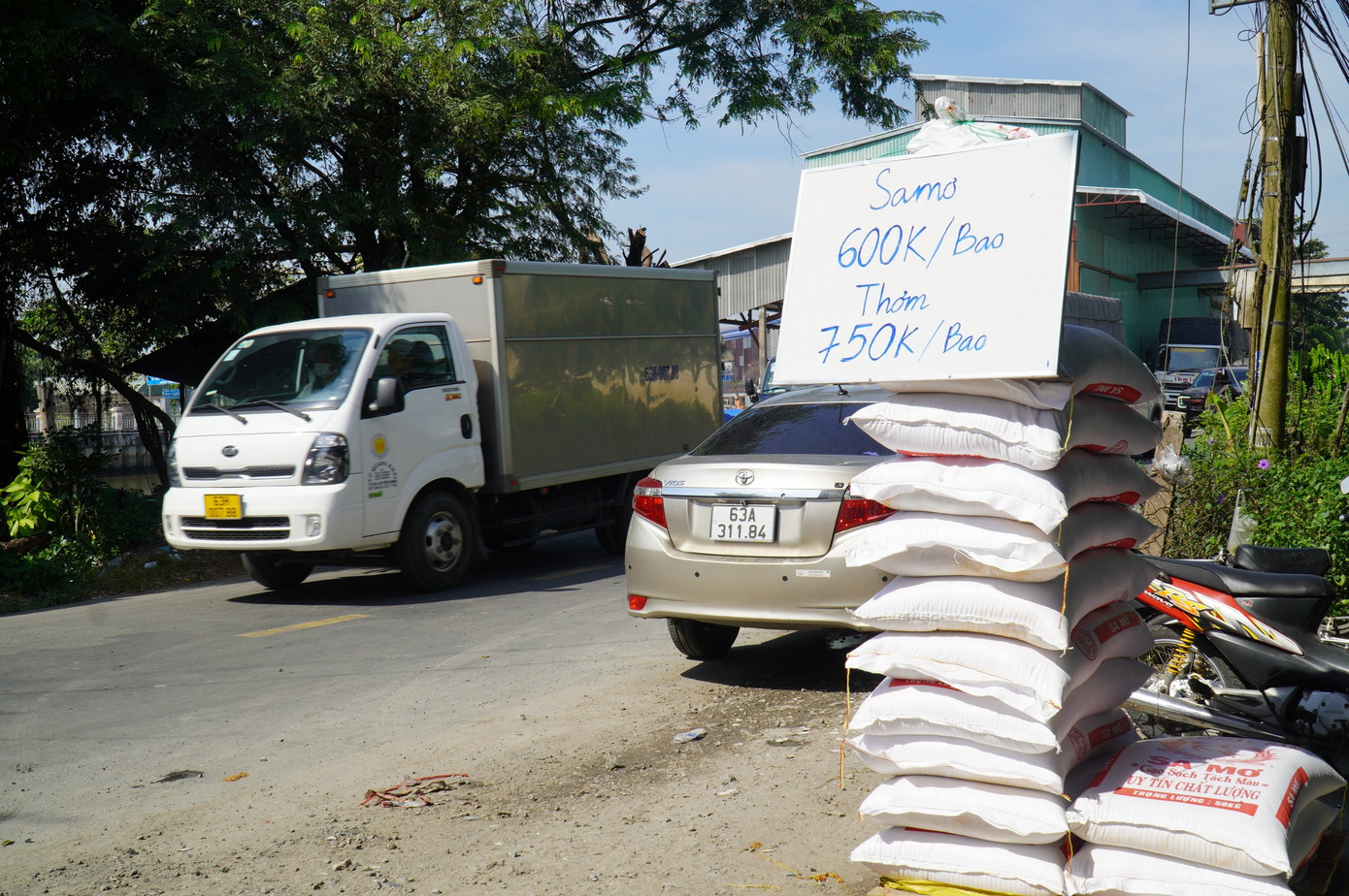 Giá gạo giảm khoảng 200.000 đồng bao so với 1 tháng trước. Giá gạo giảm khoảng 200.000 đồng bao so với 1 tháng trước.