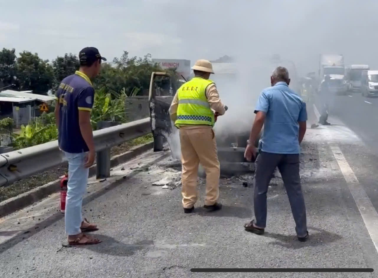 Lực lượng cảnh sát giao thông dùng bình chữa cháy dập lửa. Lực lượng cảnh sát giao thông dùng bình chữa cháy dập lửa.