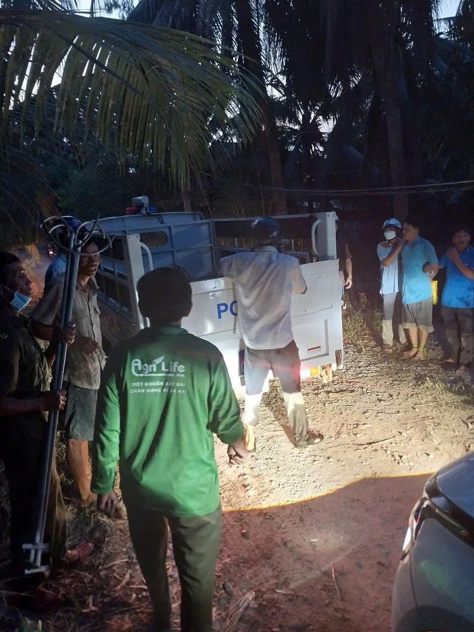 Lực lượng chức năng khống chế Tâm đưa đến Bệnh viện Tâm thần tỉnh Tiền Giang để điều trị.