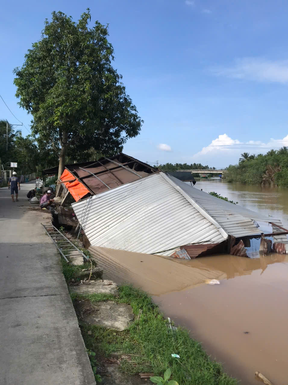 Vụ sạt lở làm 3 người cùng 2 căn nhà rơi xuống sông.