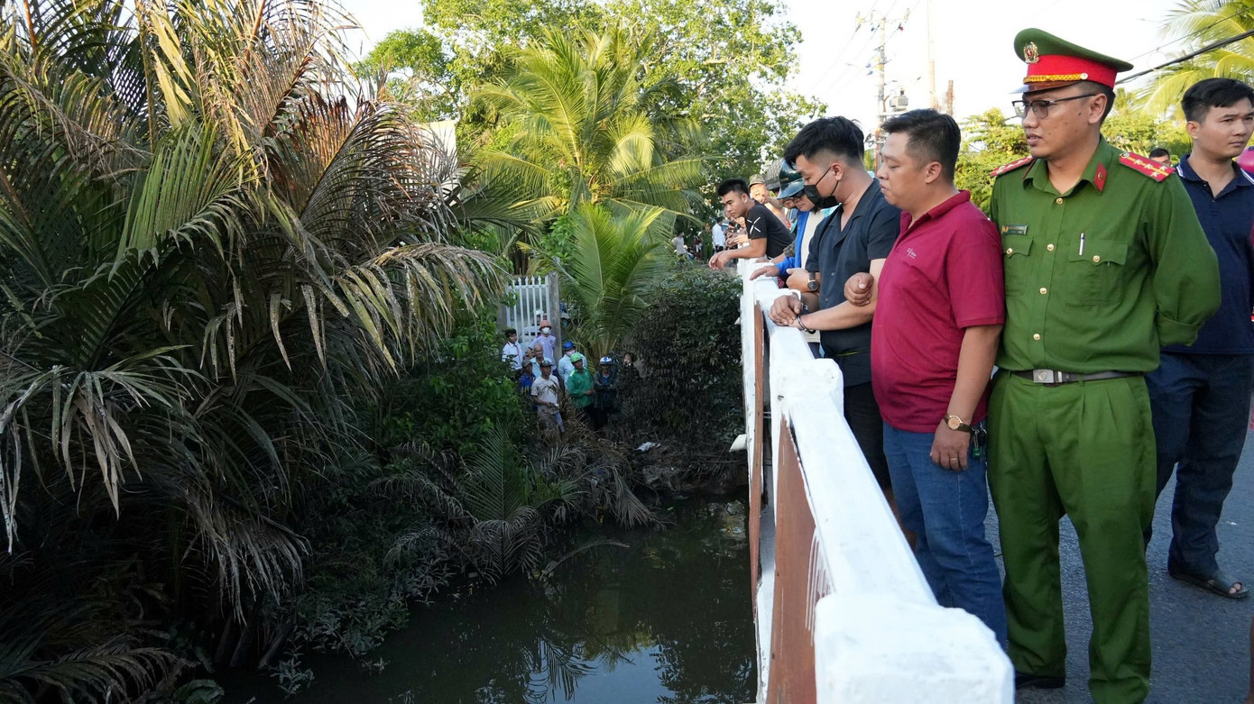 Lực lượng chức năng dựng lại hiện trường. Ảnh: Trọng Tín Lực lượng chức năng dựng lại hiện trường. Ảnh: Trọng Tín