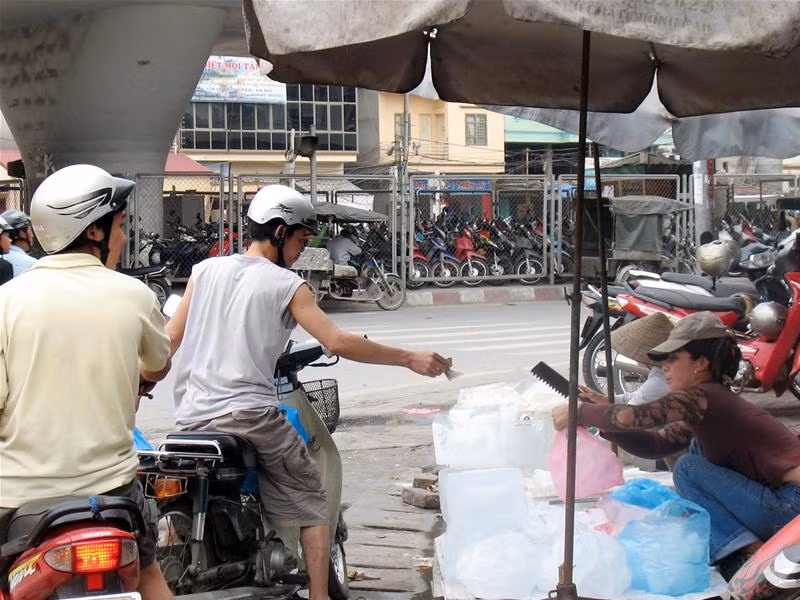 Người thanh niên này đã mua túi đá với giá 2000 đồng.