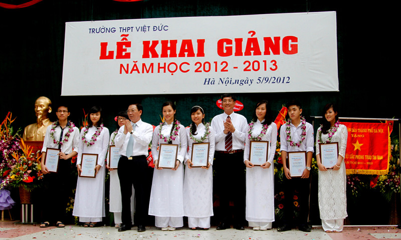 Trong lễ khai giảng đã biểu dương những học sinh trở thành thủ khoa các trường đại học trong kỳ thi tuyển sinh đại học cao đẳng 2012 - 2013. Trong lễ khai giảng đã biểu dương những học sinh trở thành thủ khoa các trường