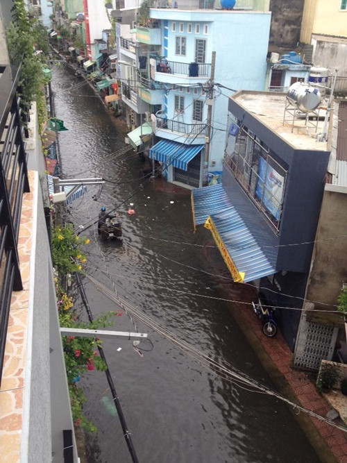 Những ngõ hẻm bị ngập, người dân phải bì bõm dắt bộ. Một bức ảnh được dân mạng đăng tải với bình luận hài hước: 
