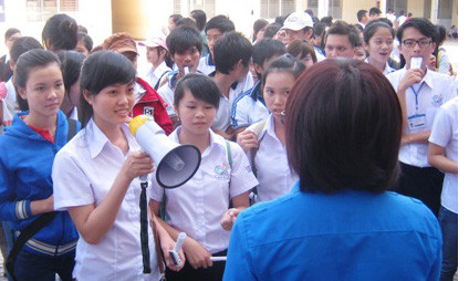 Xuất phát từ sự thực học, tấm bằng sẽ vô cùng quý giá. Trong ảnh: Sinh viên Trường ĐH Sư phạm TPHCM trong ngày hội nghề nghiệp. 