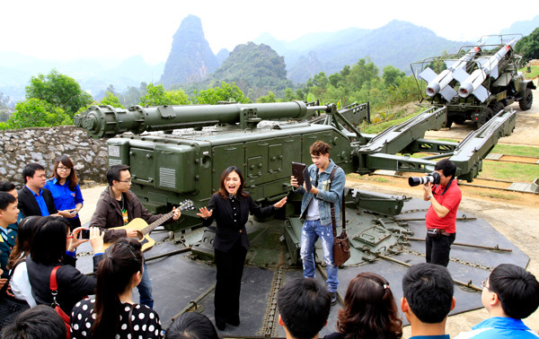 ...và cùng cất cao tiếng hát chào mùa xuân