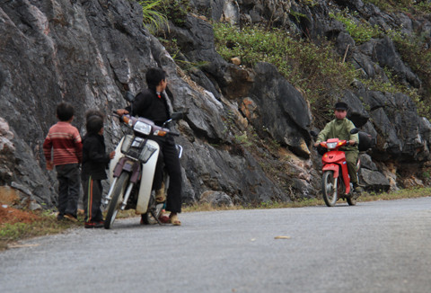 ...quan sát xe đi đằng sau...