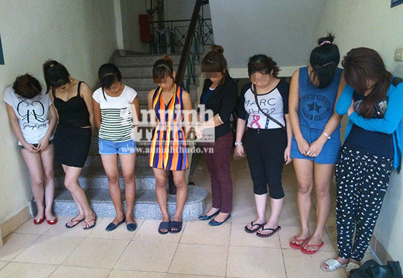 Thương (ngoài cùng bên phải) cùng gái bán dâm bị bắt. Thương (ngoài cùng bên phải) cùng gái bán dâm bị bắt