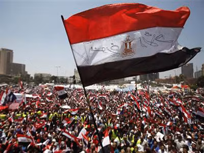 Lực lượng đối lập vẫy cờ và khẩu hiệu phản đối Tổng thống Mohammed Morsi và lực lượng Anh em Hồi giáo. Ảnh: Getty Images