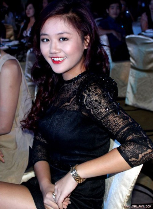 Đầm ren đen cũng có thể làm Văn Mai Hương già thêm chục tuổi