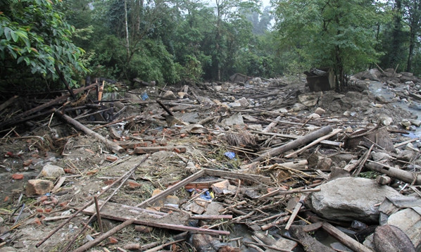 Phía hạ nguồn của trận lũ quét ngổn ngang đồ đạc của những ngôi nhà bị cuốn trôi. 