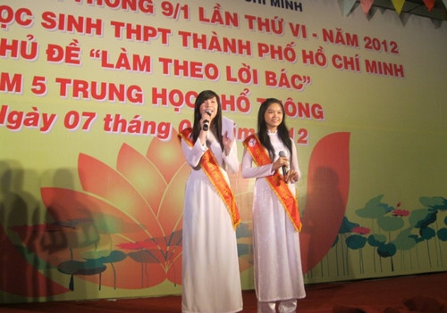 Phương Uyên (trái) từng tham gia nhiều hoạt động làm MC từ thời còn học phổ thông