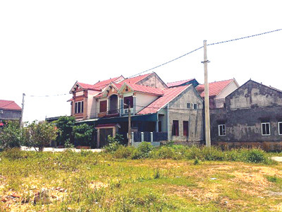 Căn nhà bạc tỷ của anh Phú Cường (Kỳ Anh, Hà Tĩnh) được xây nhờ đi làm việc tại Angola. Ảnh: Anh Tuấn