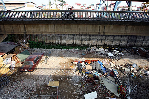  Khu vực phía dưới chân cầu nhìn từ trên cao xuống. Theo quy định, nghiêm cấm tất cả các hoạt động vi phạm hành lang cầu. Đặc biệt là những cây cầu quan trọng