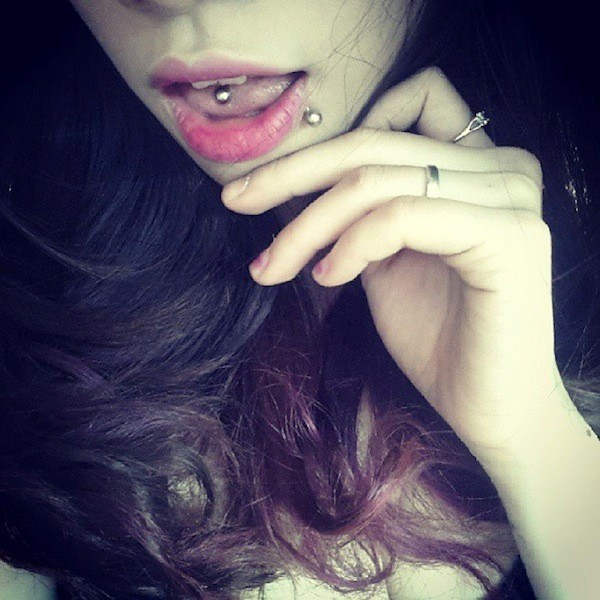 Khuyên lưỡi và môi của My. Cô cũng gặp không ít phiền toái với thú chơi này 