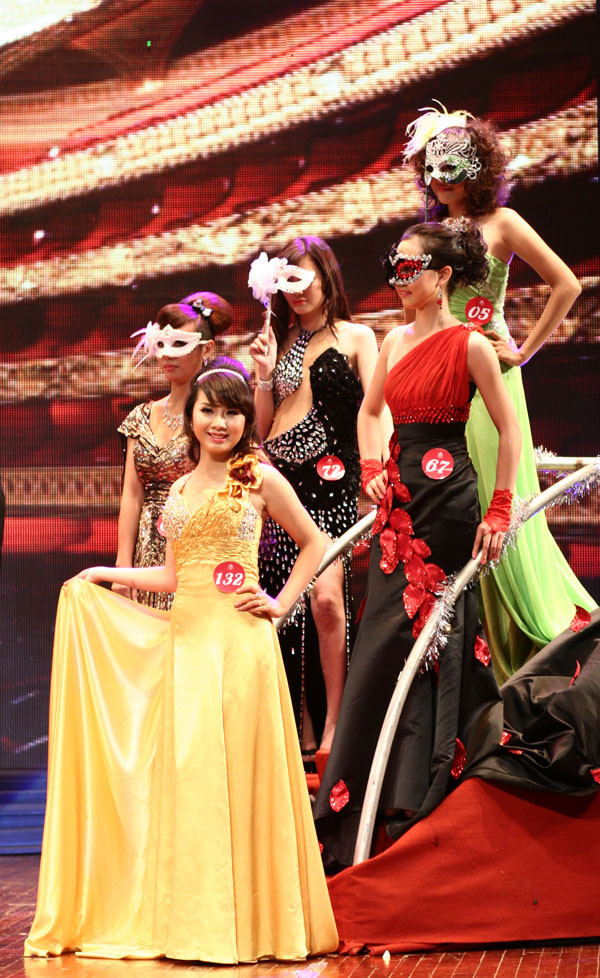 Chiếc mặt nạ tăng thêm phần bí ẩn