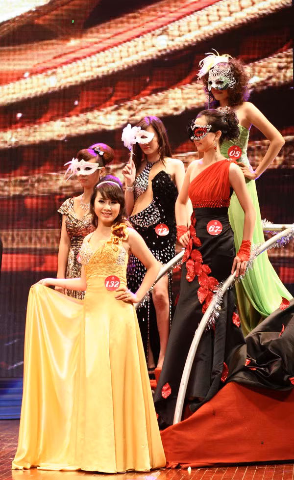 Chiếc mặt nạ tăng thêm phần bí ẩn