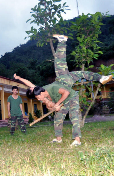 Phản đòn và quật ngã đối tượng sử dụng vũ khí thô sơ.