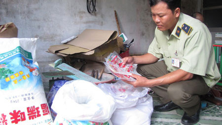 Lực lượng quản lý thị trường đang xử lý cơ sở sang chiết bột ngọt Trung Quốc thành Miwon và Ajinomoto. Lực lượng quản lý thị trường đang xử lý cơ sở sang chiết bột ngọt Trung Quốc thành Miwon và Ajinomoto