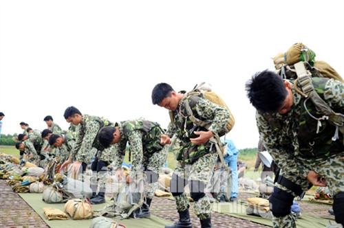 Dù nhiều trang thiết bị, nhưng do đã huấn luyện kỹ, việc đeo dù trở lên rất dễ dàng. . Dù nhiều trang thiết bị, nhưng do đã huấn luyện kỹ, việc đeo dù trở lên rất dễ dàng.