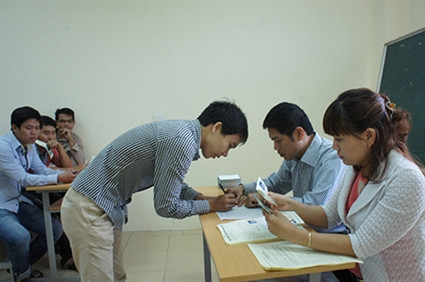 LĐVN làm thủ tục dự thi tiếng Hàn trên máy tính sáng qua (20-9).