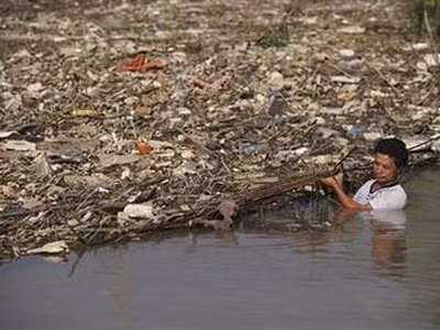 Công nhân đang dọn rác ở đoạn sông Dương Tử chảy qua tỉnh An Huy . Ảnh: Reuters Công nhân đang dọn rác ở đoạn sông Dương Tử chảy qua tỉnh An Huy