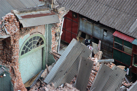 Hà Nội: Biệt thự cũ bị sập vẫn ngổn ngang gạch vữa ảnh 2