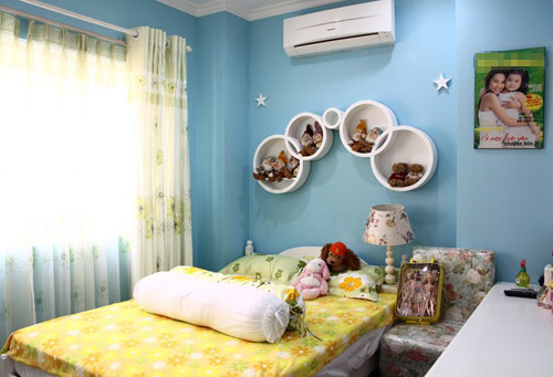 Phòng ngủ của Gia Bảo mang màu xanh mát mẻ và cũng thật gọn gàng