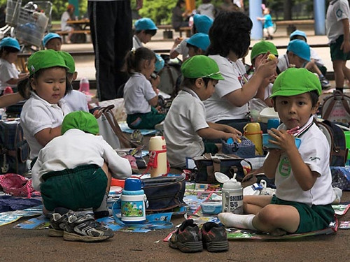 Trẻ em Nhật cạnh tranh ở mọi cấp độ, bắt đầu với cuộc chiến hòa nhập và học hỏi sau khi rời trường mẫu giáo. Trẻ em Nhật cạnh tranh ở mọi cấp độ, bắt đầu với cuộc chiến hòa nhập và học hỏi sau khi rời trường mẫu giáo