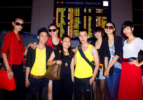 Các cô gái gây chú ý tại sân bay với chiều cao 'khủng' và phong cách ăn mặc cá tính