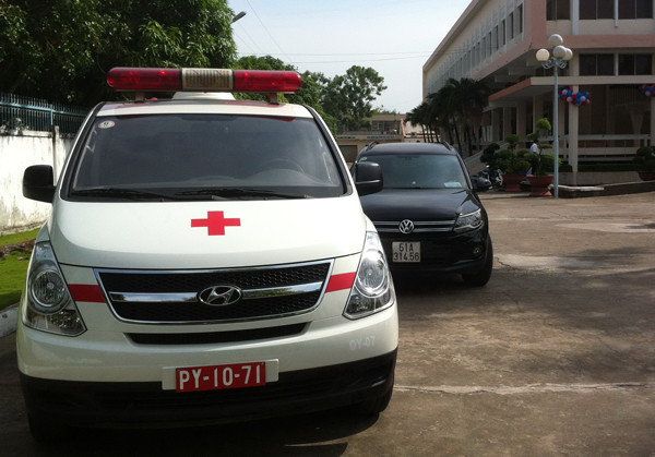 Xe cứu thương biển đỏ chở cán bộ đi họp. Ảnh: Sáu Nghệ