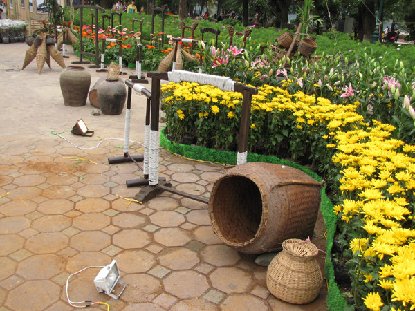 ... thậm chí là cả đồ dùng đánh bắt cá của nông dân