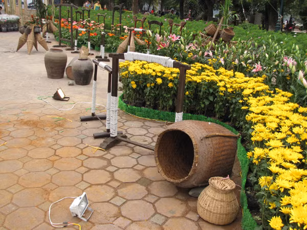 ... thậm chí là cả đồ dùng đánh bắt cá của nông dân