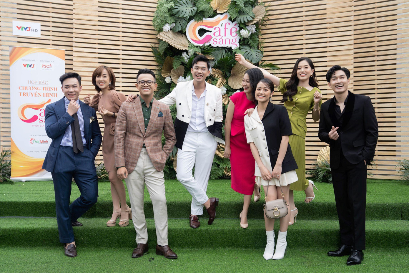 Dàn MC đông đảo của “Café sáng”. Ảnh: VTV
