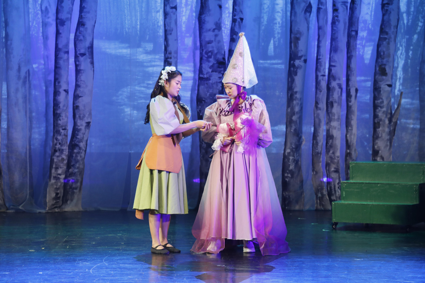 Thu Nga và Lệ Quyên trong "Bầy chim thiên nga"