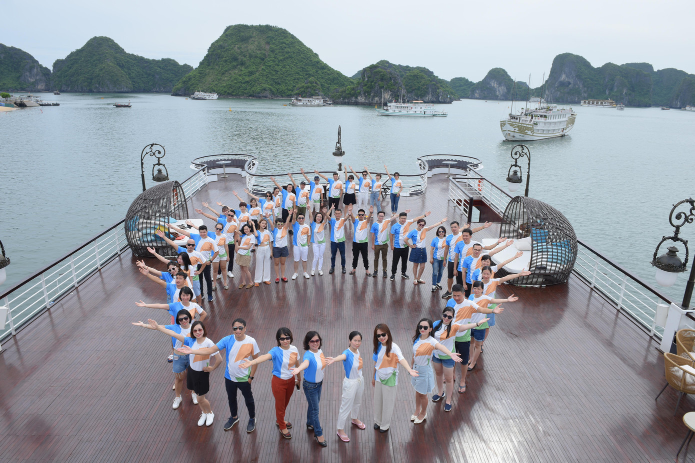 Tập thể các BTV và kỹ thuật viên VTV6