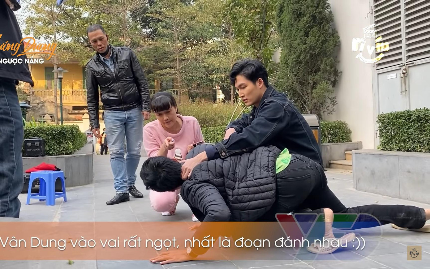 Hậu trường Vân Dung diễn rất sung khiến bạn diễn bò lê bò càng Hậu trường Vân Dung diễn rất sung khiến bạn diễn bò lê bò càng