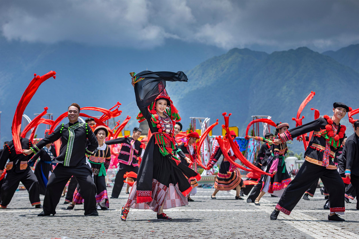 Show diễn "Vũ điệu trên mây" hấp dẫn du khách trên khu vực sân Mây, đỉnh Fansipan